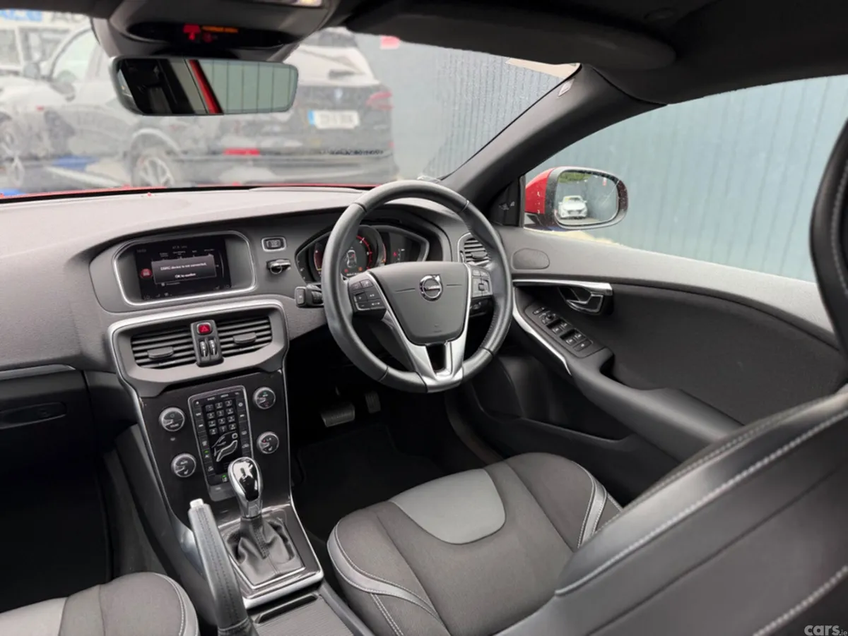 Volvo V40 Hatchback, Diesel, 2019, Red