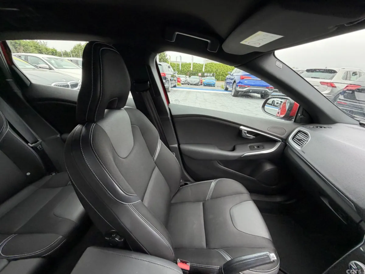 Volvo V40 Hatchback, Diesel, 2019, Red