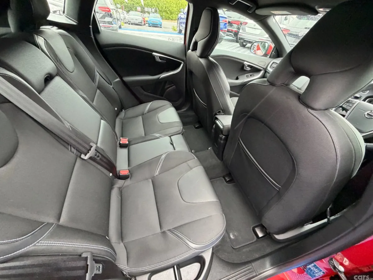 Volvo V40 Hatchback, Diesel, 2019, Red