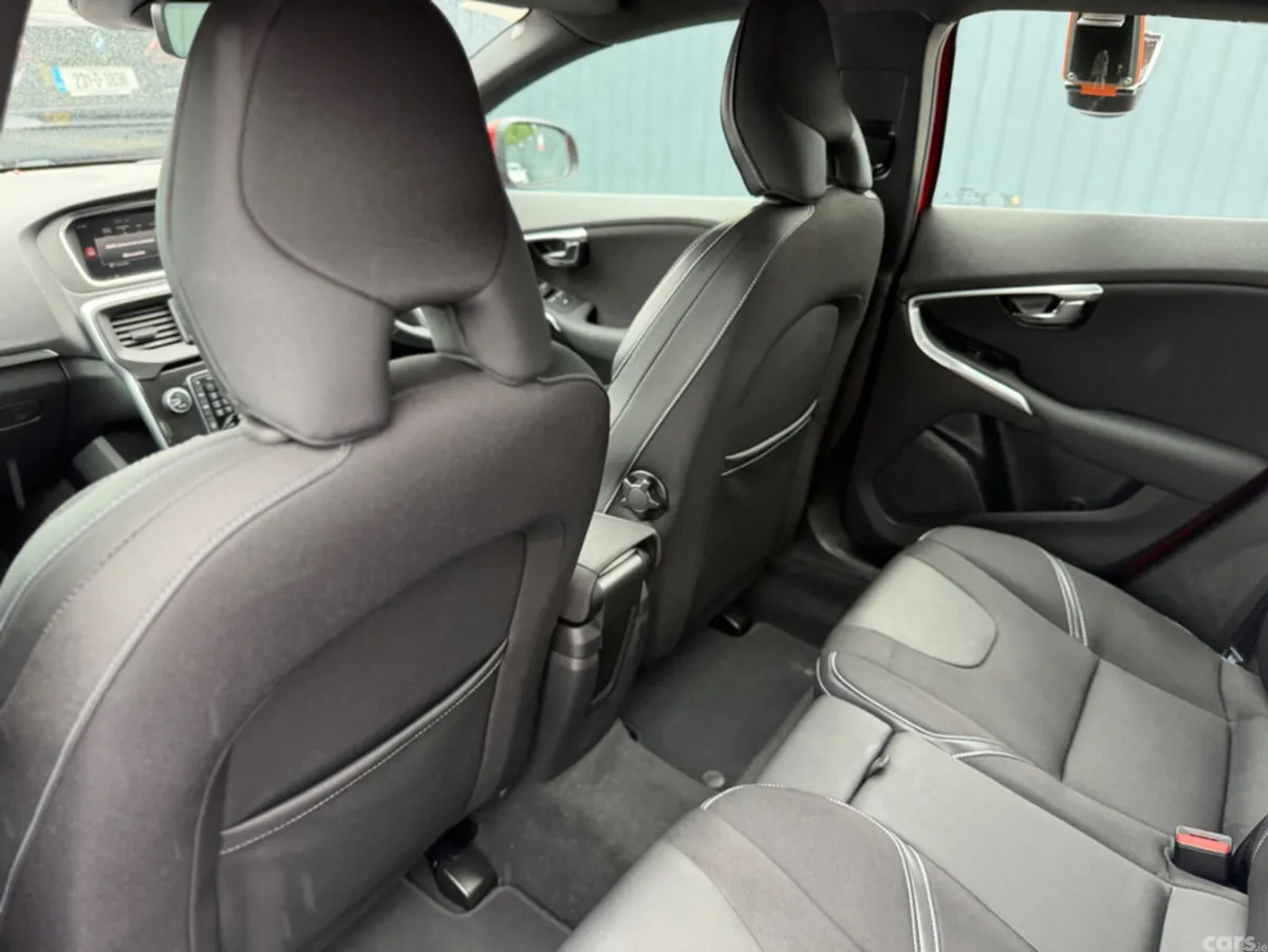 Volvo V40 Hatchback, Diesel, 2019, Red