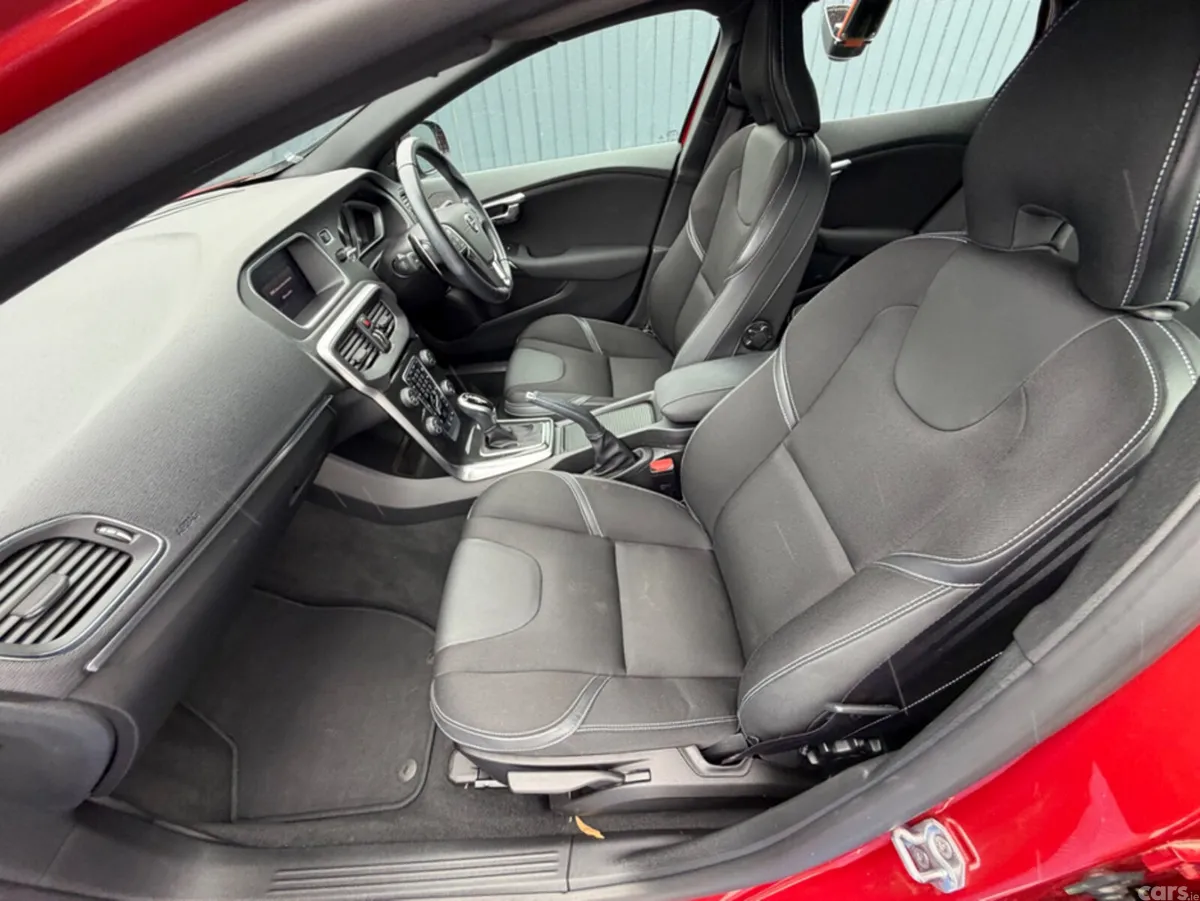 Volvo V40 Hatchback, Diesel, 2019, Red