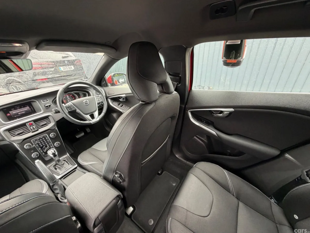 Volvo V40 Hatchback, Diesel, 2019, Red