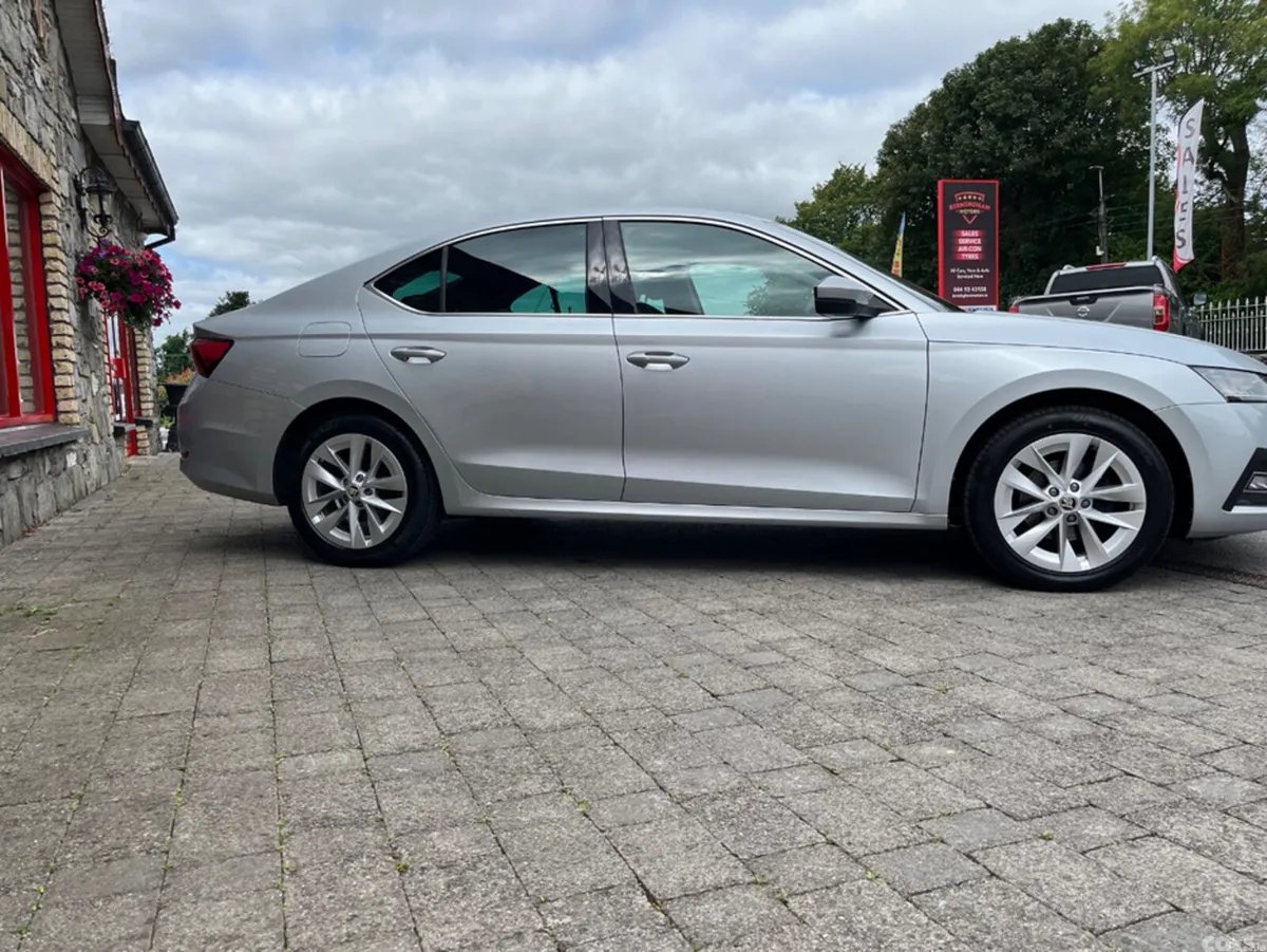 Skoda Octavia Hatchback, Diesel, 2022, Silver