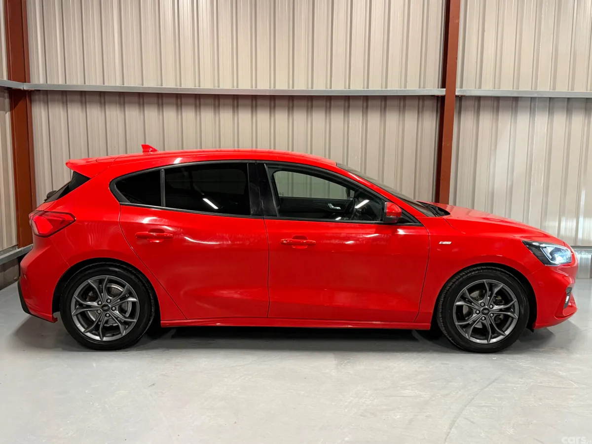 Ford Focus Hatchback, Diesel, 2020, Red