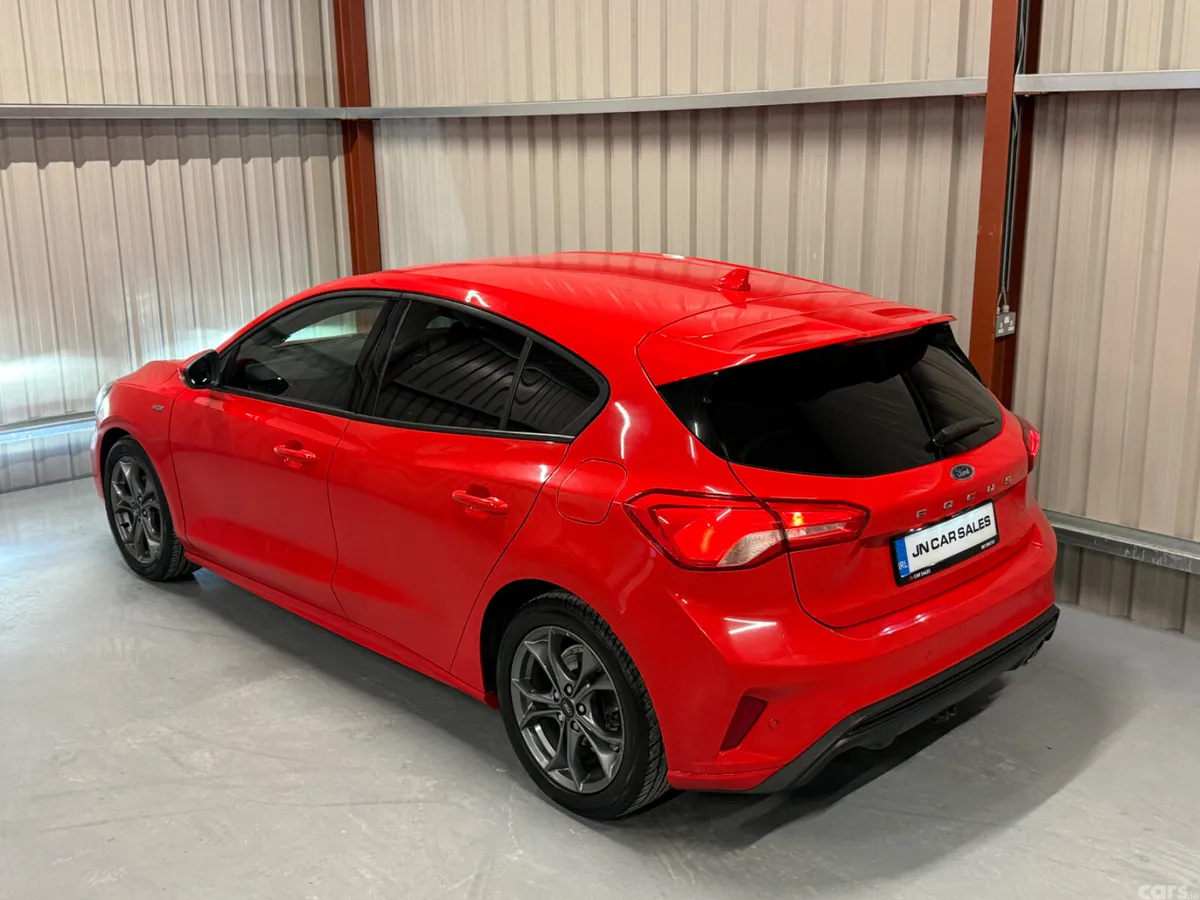 Ford Focus Hatchback, Diesel, 2020, Red
