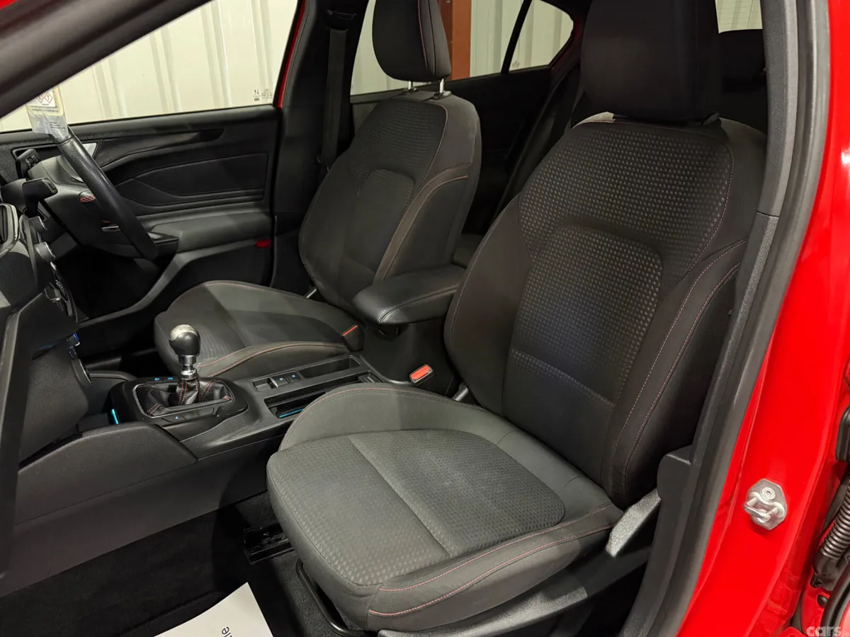 Ford Focus Hatchback, Diesel, 2020, Red