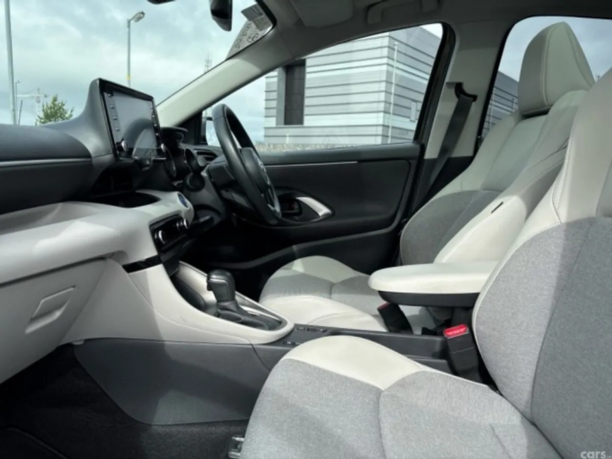 Toyota Yaris Hatchback, Petrol Hybrid, 2023, Brown