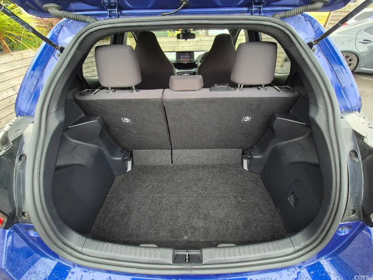 Toyota Yaris Hatchback, Petrol Hybrid, 2022, Blue