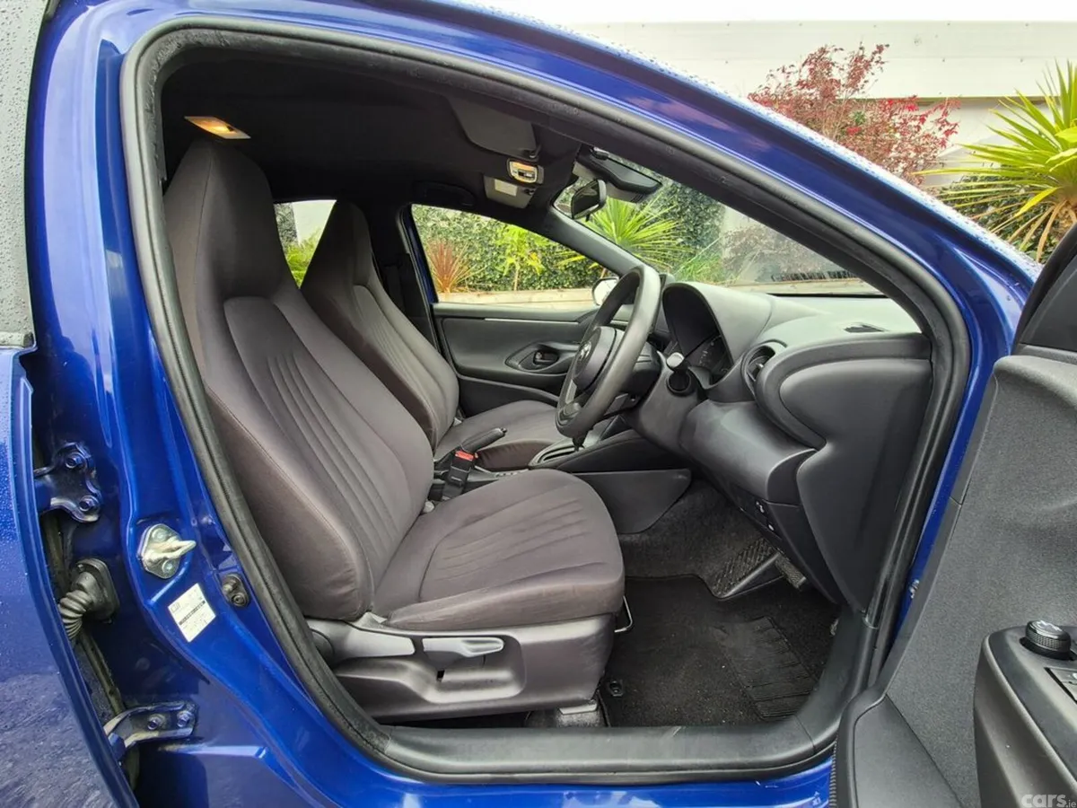 Toyota Yaris Hatchback, Petrol Hybrid, 2022, Blue