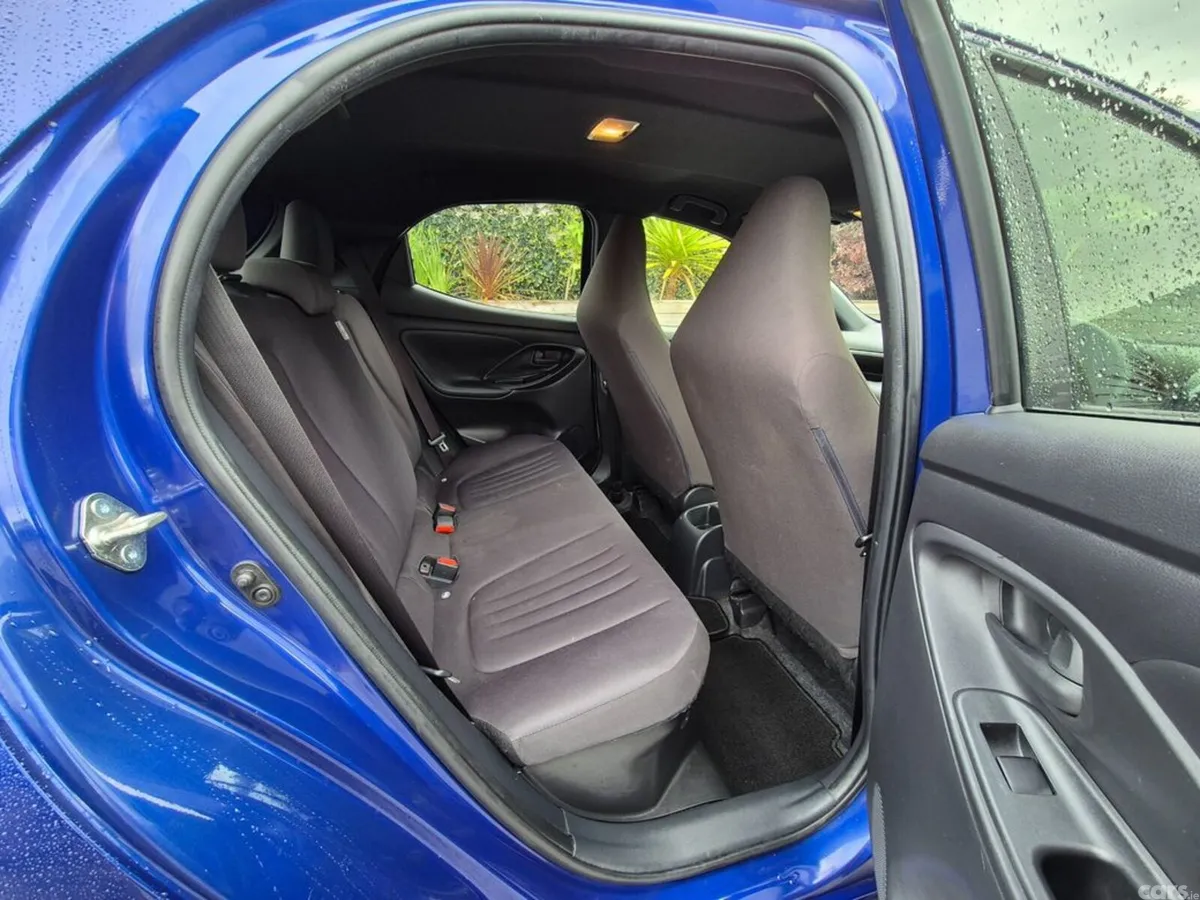 Toyota Yaris Hatchback, Petrol Hybrid, 2022, Blue