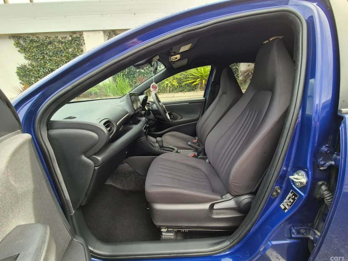Toyota Yaris Hatchback, Petrol Hybrid, 2022, Blue
