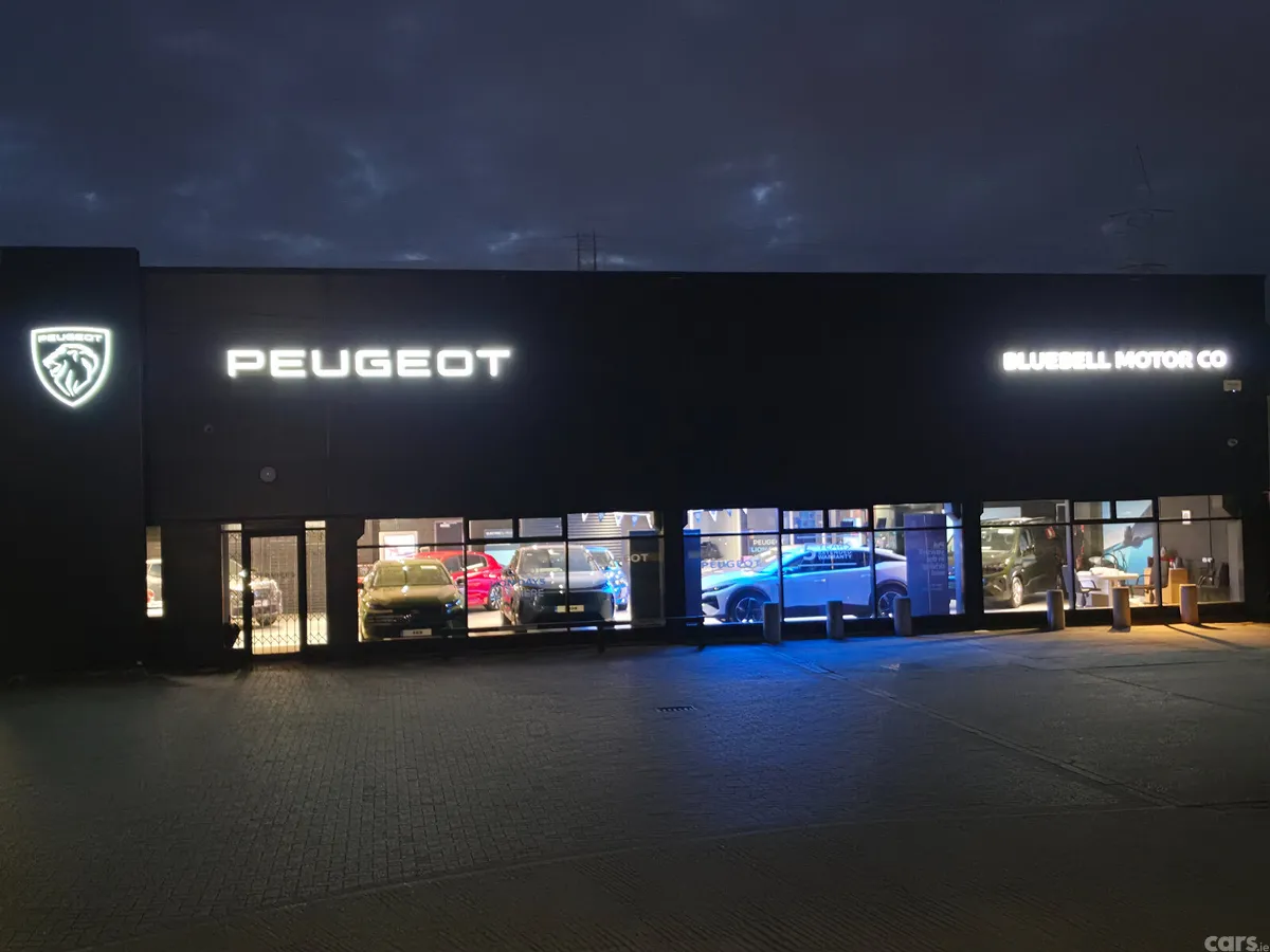 Peugeot 3008 MPV, Petrol, 2023, White