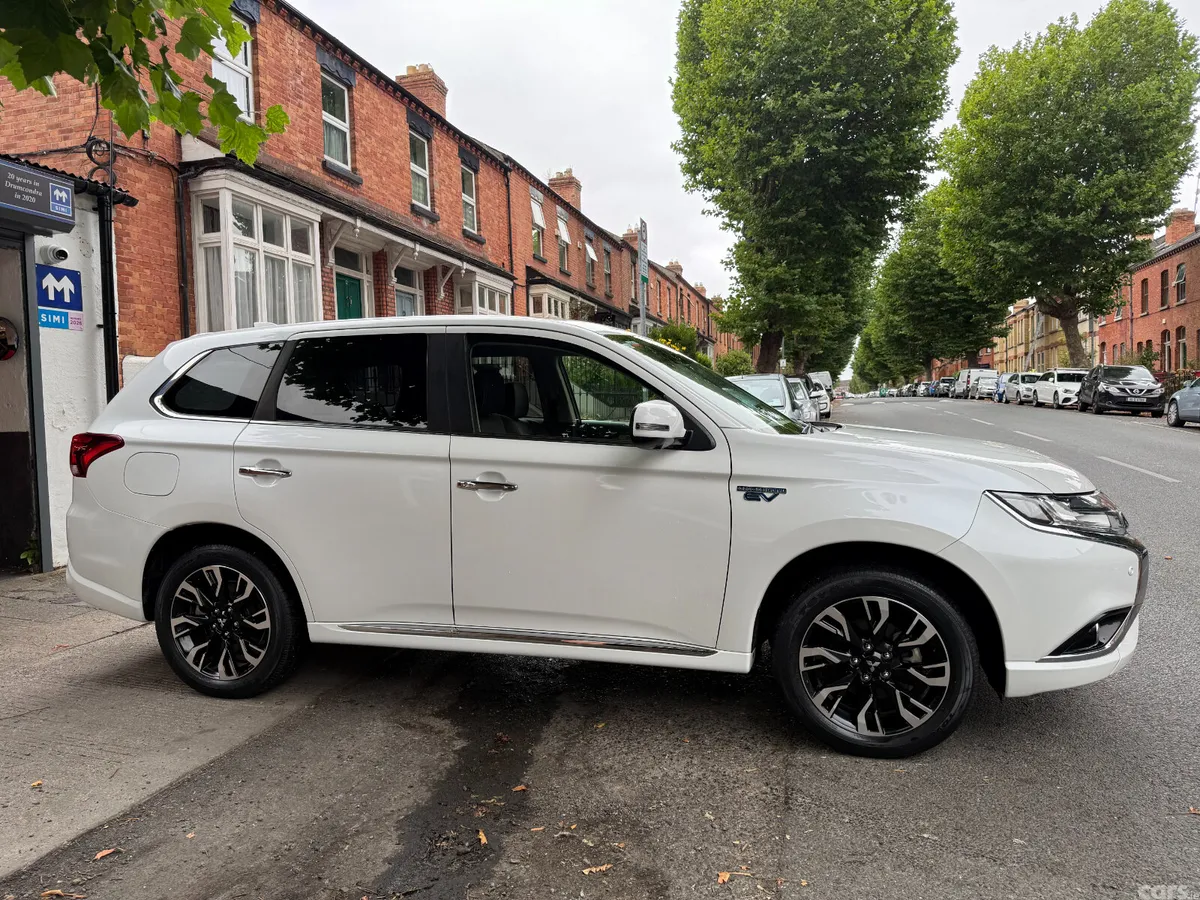 Mitsubishi Outlander SUV, Petrol Plug-in Hybrid, 2017, White