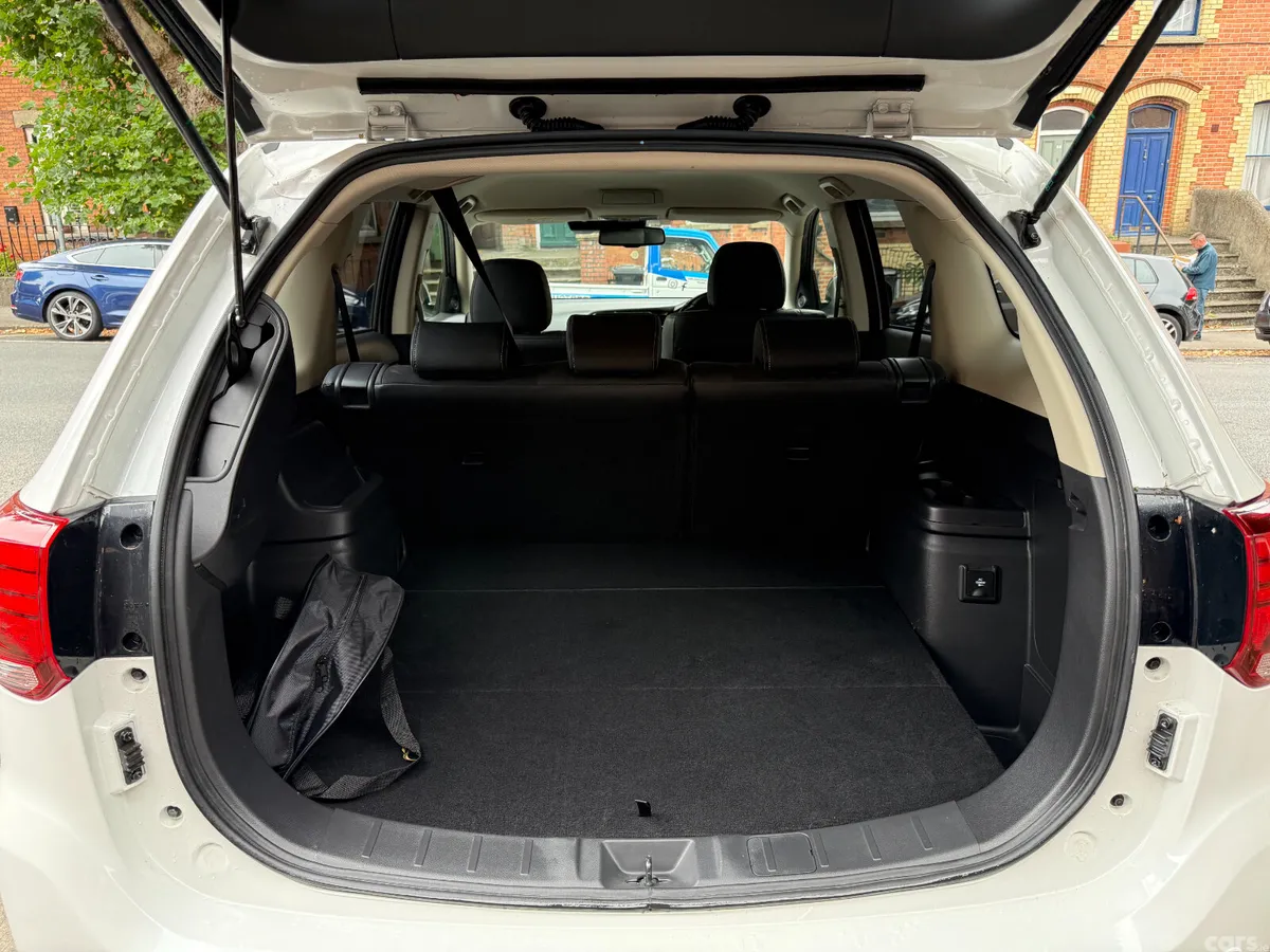 Mitsubishi Outlander SUV, Petrol Plug-in Hybrid, 2017, White