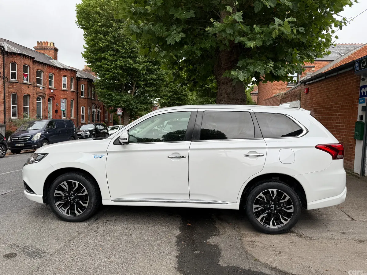 Mitsubishi Outlander SUV, Petrol Plug-in Hybrid, 2017, White