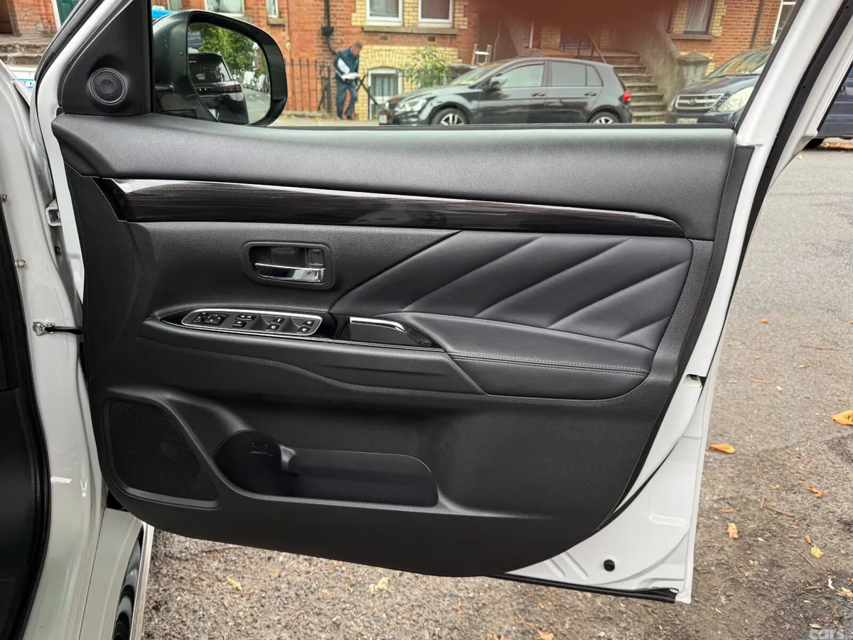 Mitsubishi Outlander SUV, Petrol Plug-in Hybrid, 2017, White