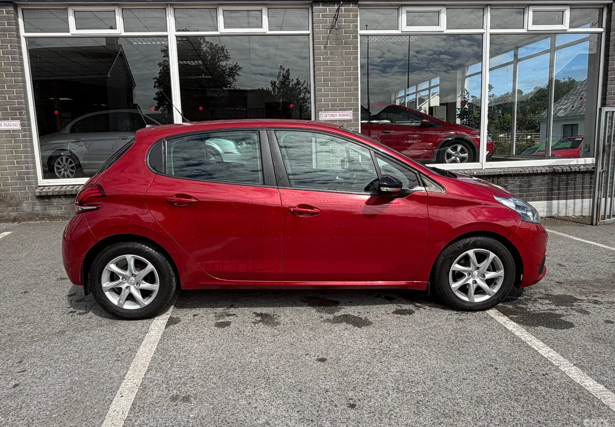 Peugeot 208 Hatchback, Diesel, 2018, Red
