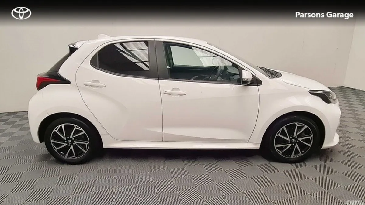 Toyota Yaris Hatchback, Petrol Hybrid, 2023, White