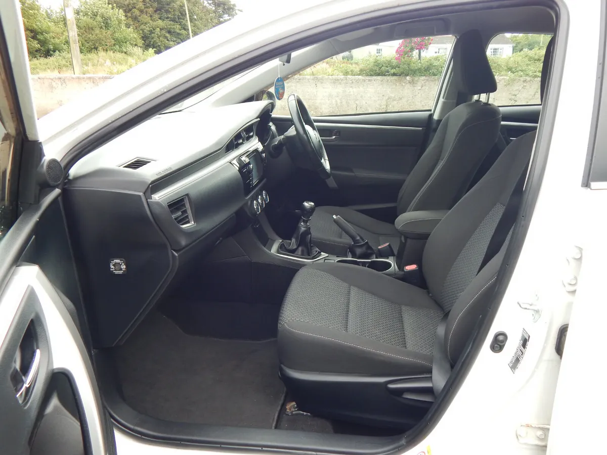 Toyota Corolla Saloon, Diesel, 2015, White