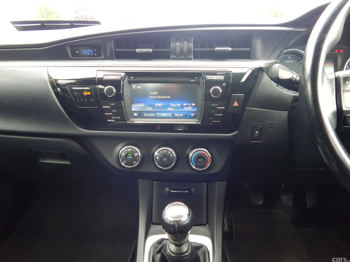 Toyota Corolla Saloon, Diesel, 2015, White