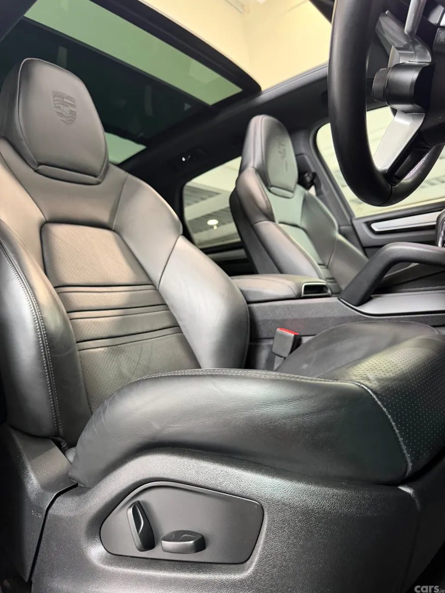 Porsche Cayenne SUV, Petrol Plug-in Hybrid, 2023, Black