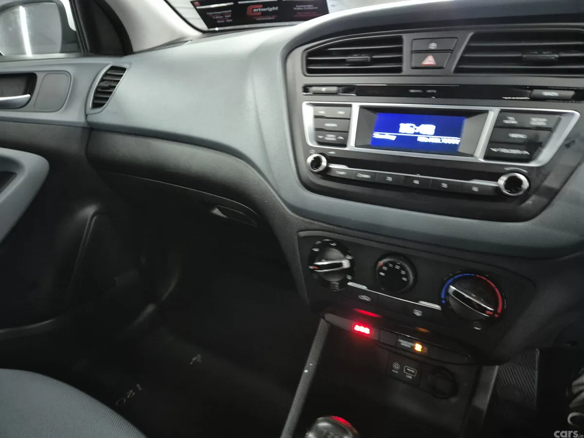 Hyundai i20 Hatchback, Petrol, 2017, White