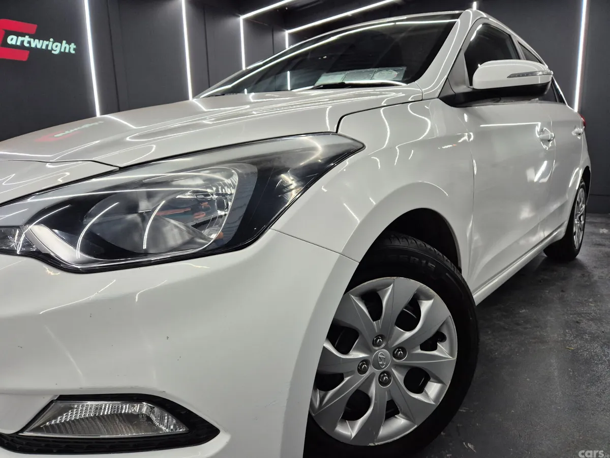 Hyundai i20 Hatchback, Petrol, 2017, White