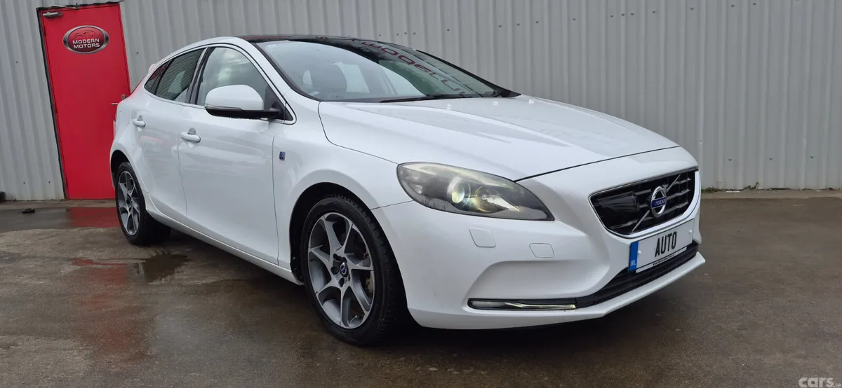 Volvo V40 Hatchback, Petrol, 2015, White