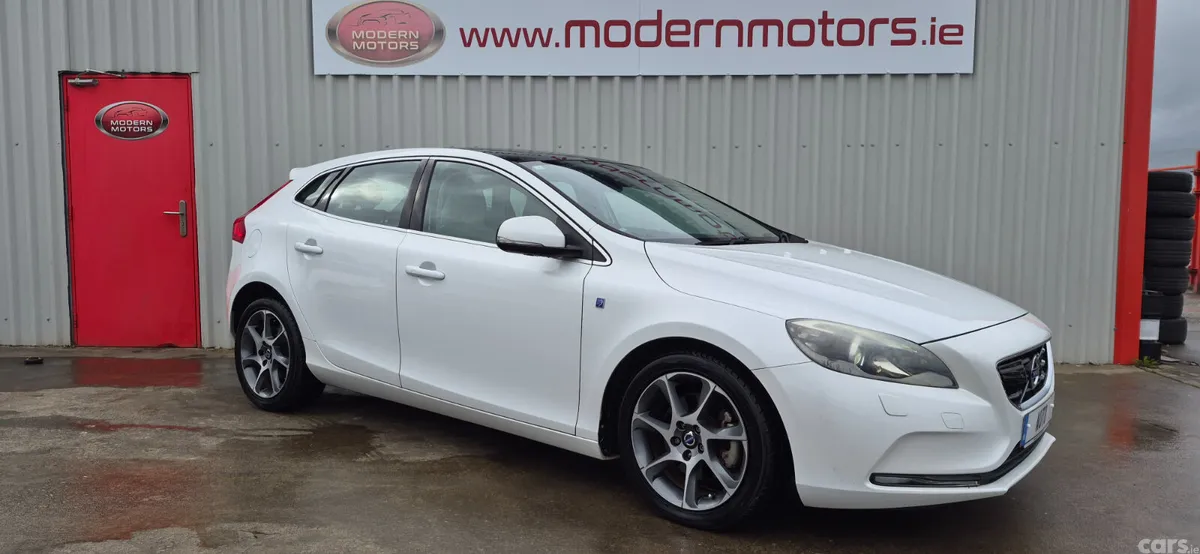 Volvo V40 Hatchback, Petrol, 2015, White