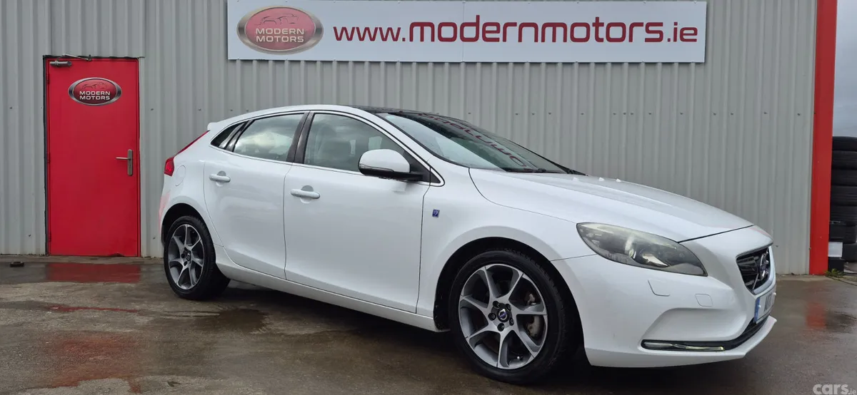 Volvo V40 Hatchback, Petrol, 2015, White
