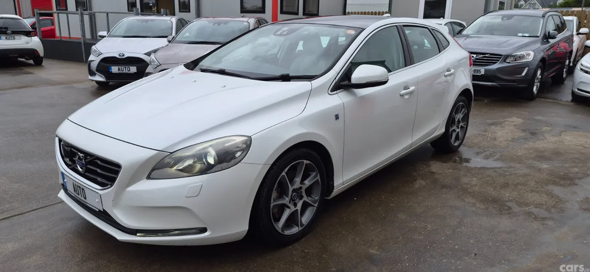 Volvo V40 Hatchback, Petrol, 2015, White