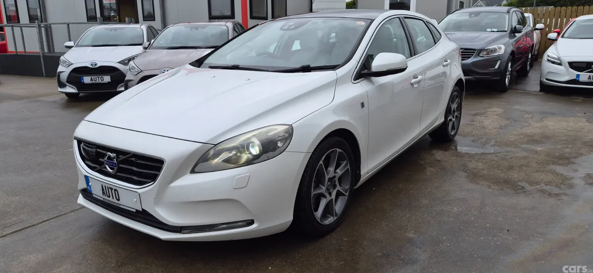 Volvo V40 Hatchback, Petrol, 2015, White