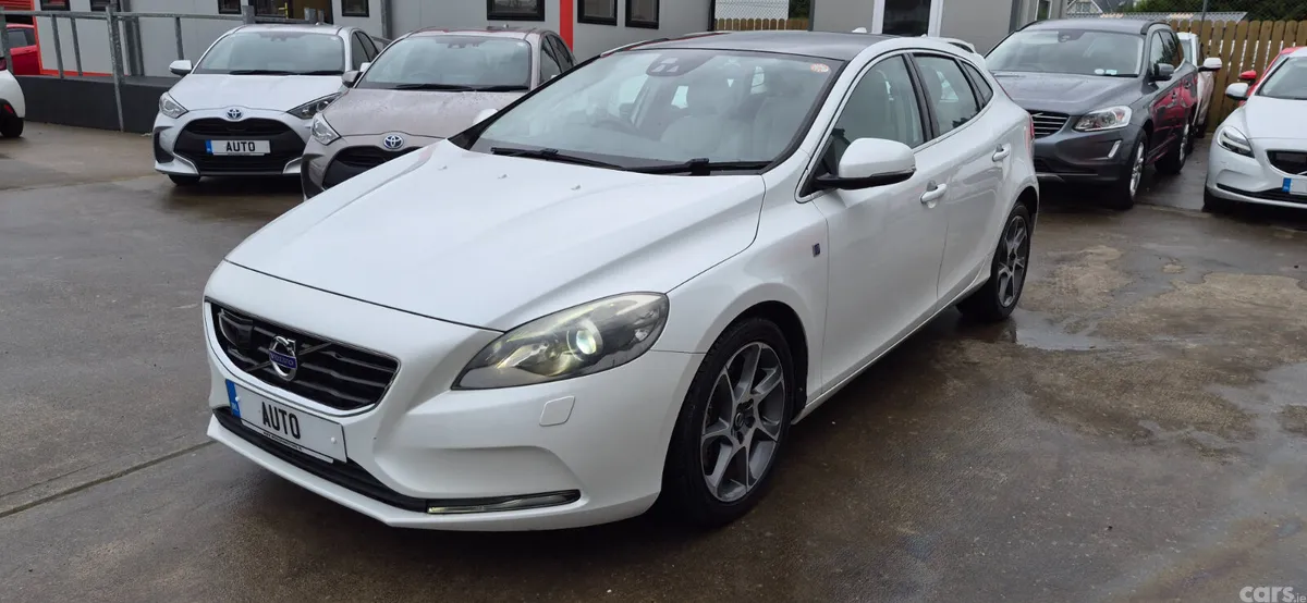 Volvo V40 Hatchback, Petrol, 2015, White