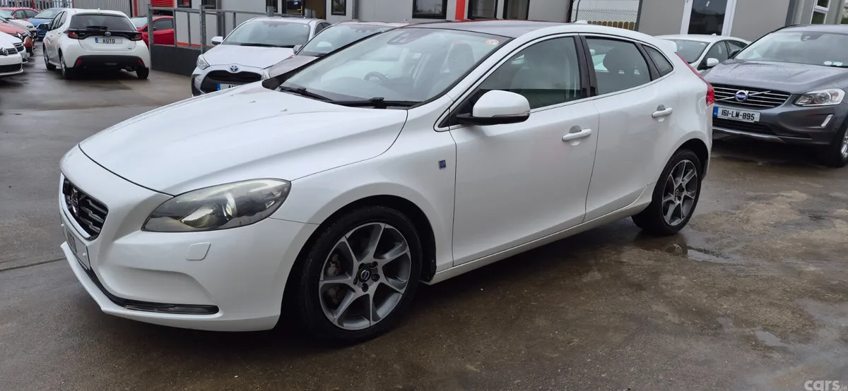 Volvo V40 Hatchback, Petrol, 2015, White