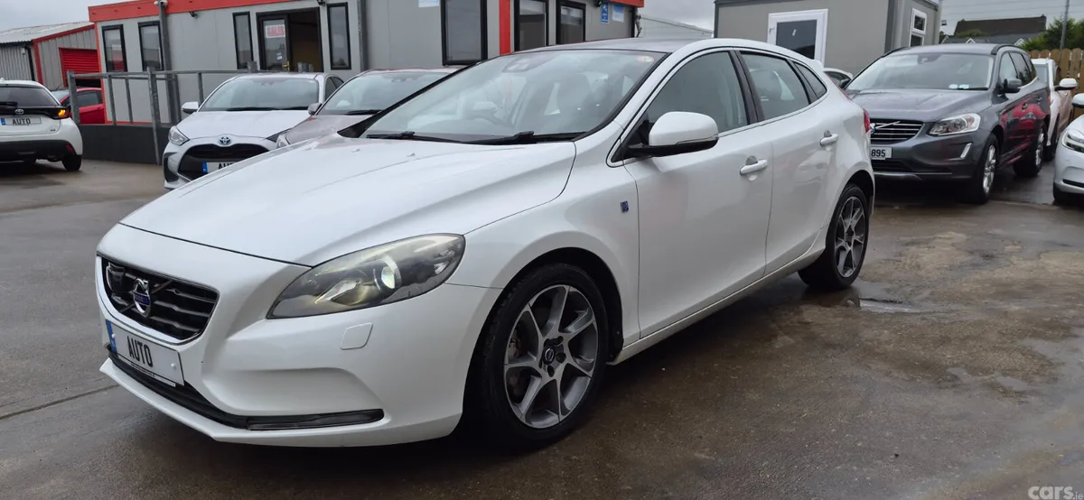 Volvo V40 Hatchback, Petrol, 2015, White