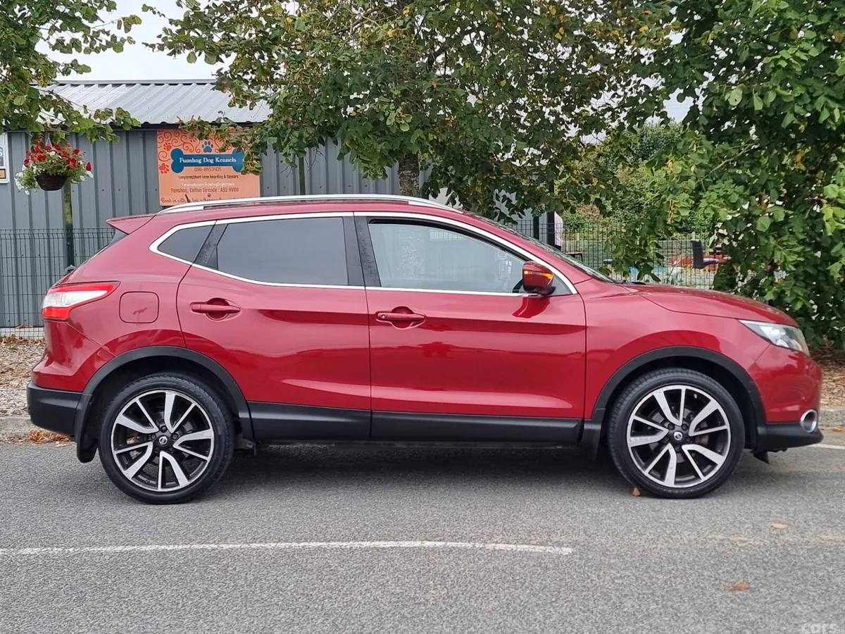Nissan Qashqai Hatchback, Diesel, 2015, Red