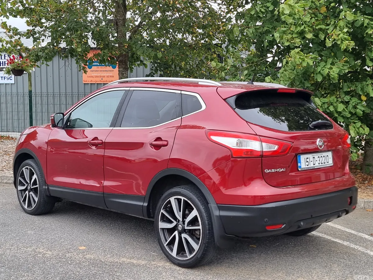 Nissan Qashqai Hatchback, Diesel, 2015, Red