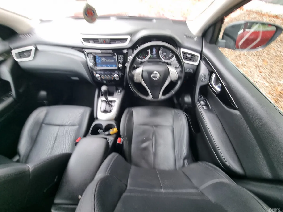 Nissan Qashqai Hatchback, Diesel, 2015, Red