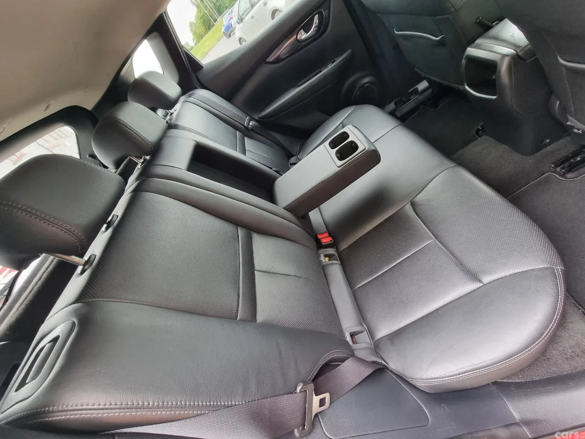 Nissan Qashqai Hatchback, Diesel, 2015, Red