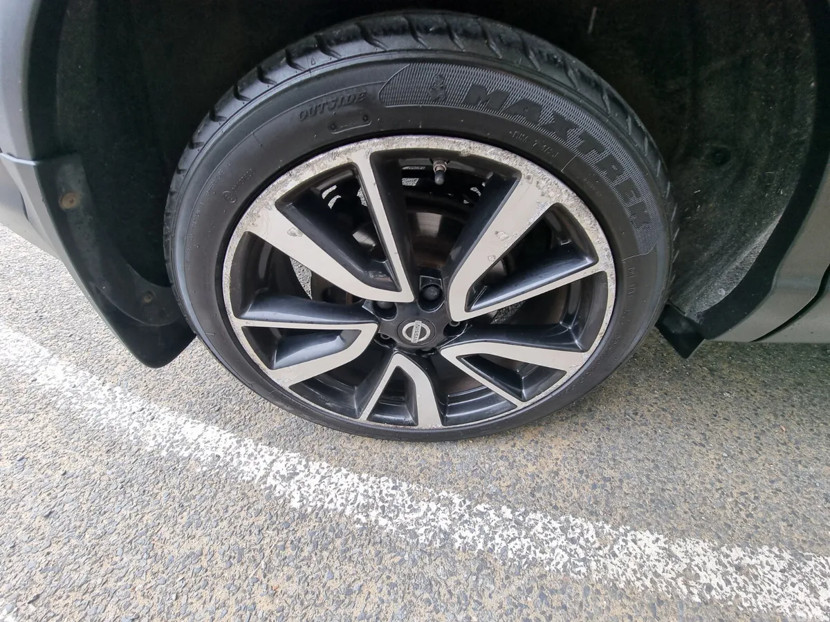 Nissan Qashqai Hatchback, Diesel, 2015, Red