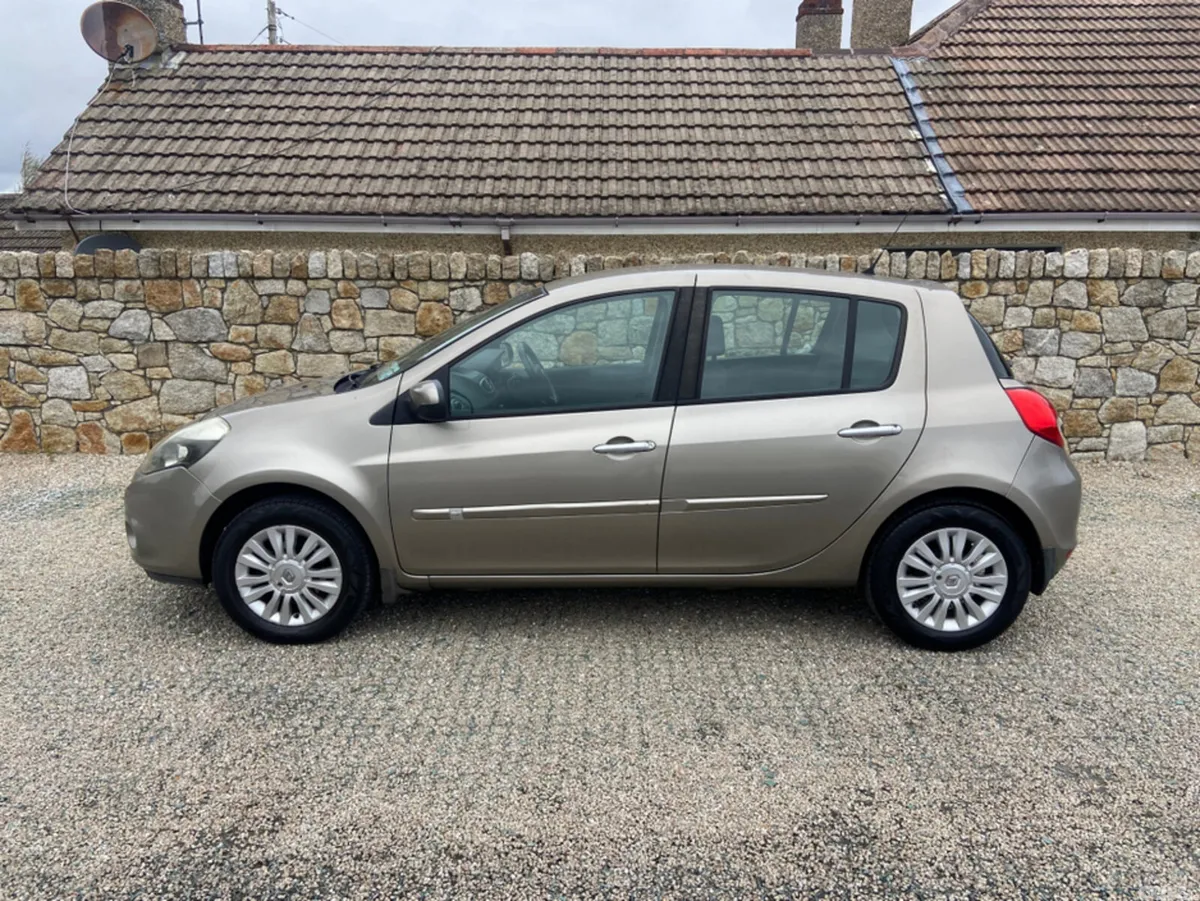 Renault Clio Hatchback, Unknown, 2010, Gold