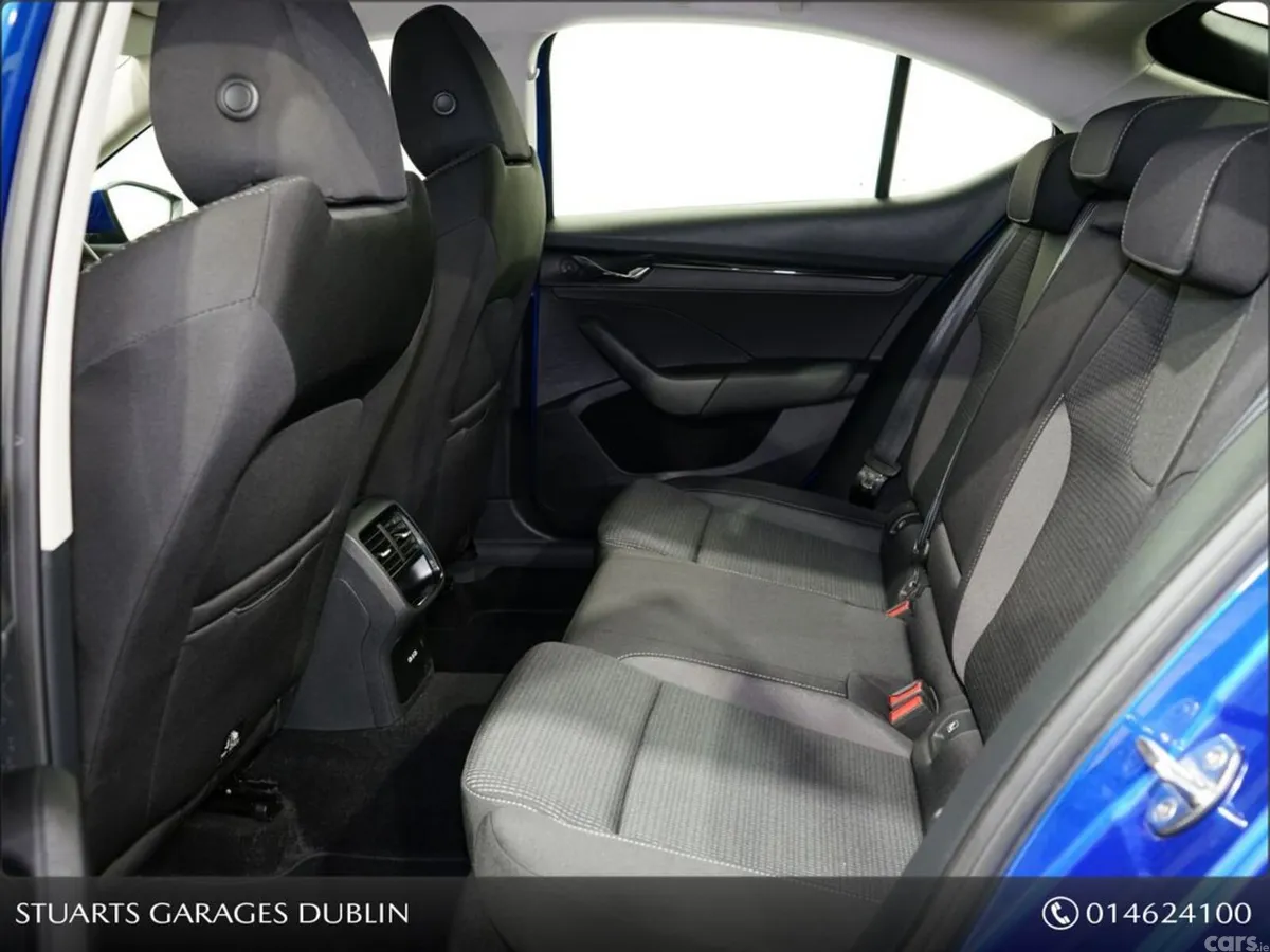 Skoda Octavia Saloon, Petrol, 2023, Blue