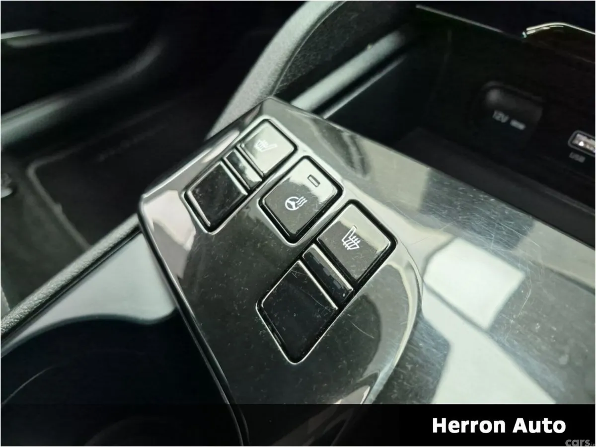 Kia Sportage SUV, Petrol Hybrid, 2023, Red