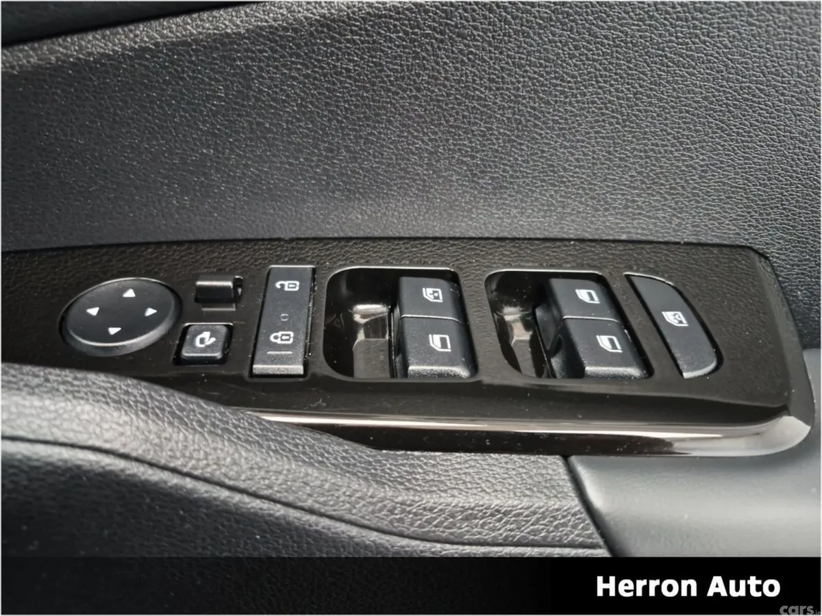 Kia Sportage SUV, Petrol Hybrid, 2023, Red