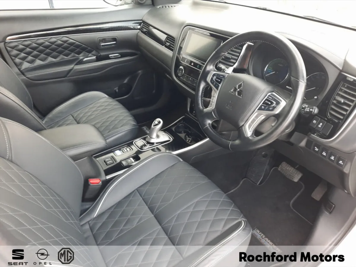 Mitsubishi Outlander Estate, Petrol Plug-in Hybrid, 2021, White