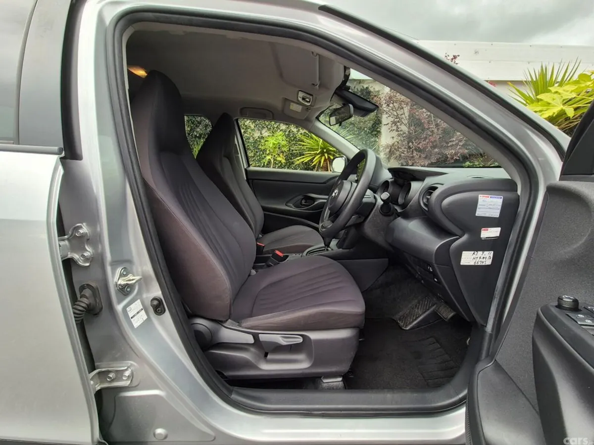 Toyota Yaris Cross SUV, Petrol Hybrid, 2022, Silver