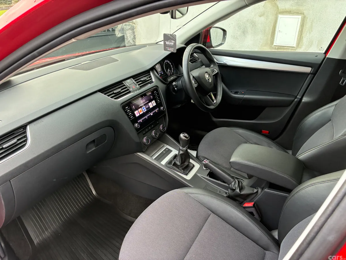 Skoda Octavia Saloon, Diesel, 2020, Red