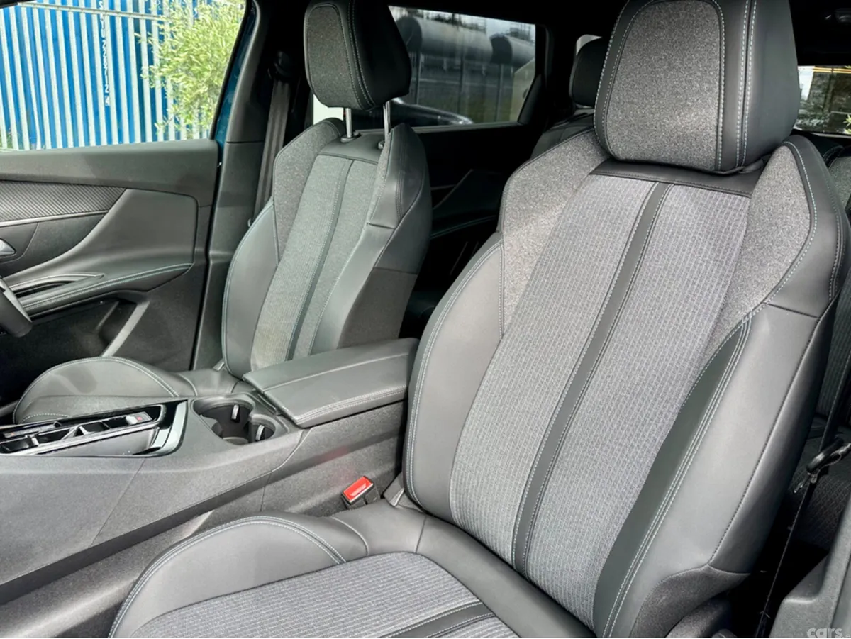 Peugeot 5008 MPV, Diesel, 2024, Blue