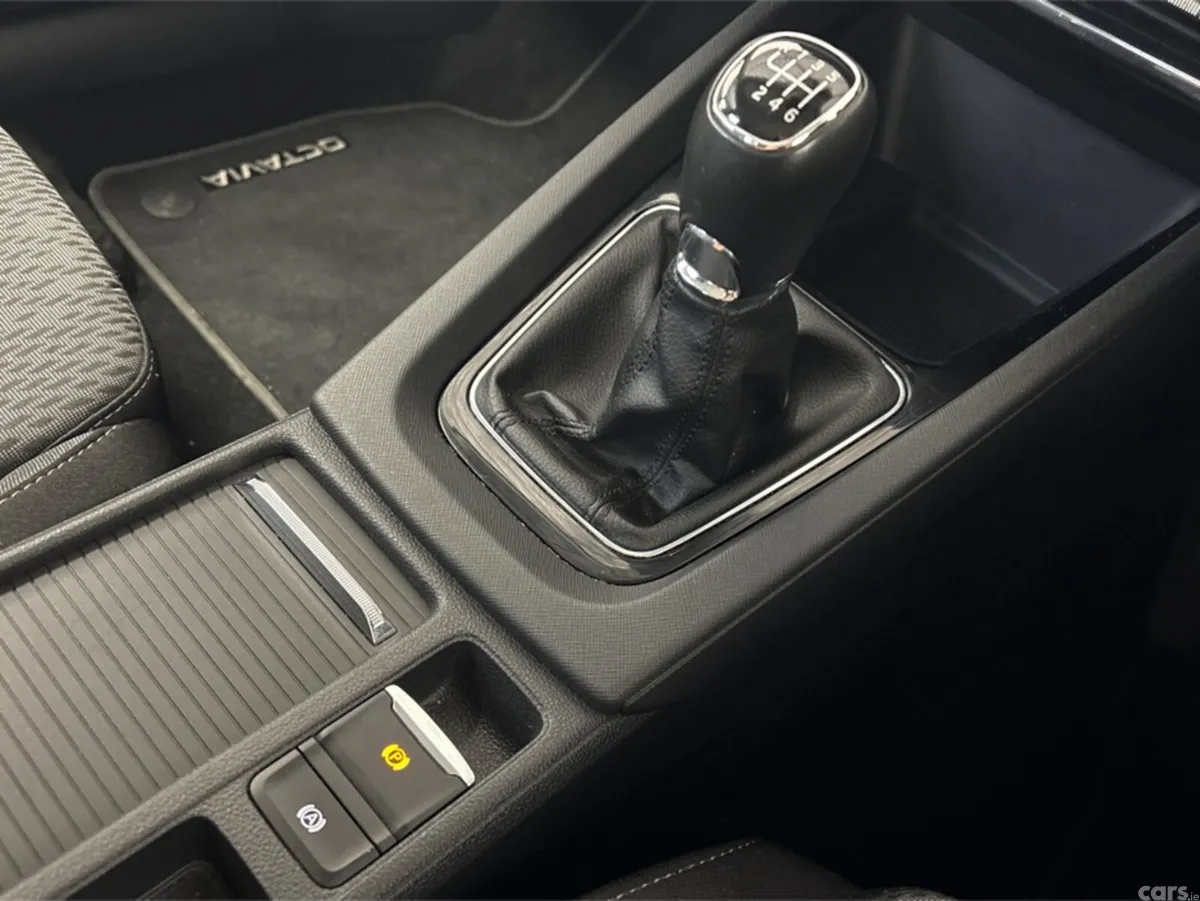 Skoda Octavia Saloon, Diesel, 2022, Grey