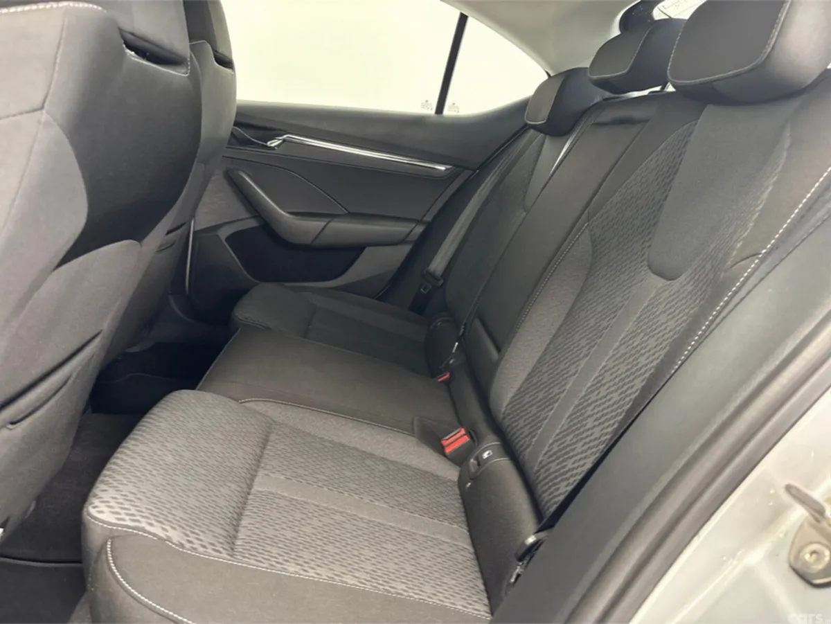 Skoda Octavia Saloon, Diesel, 2022, Grey